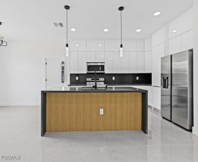 Building Photo - 1105 Jaguar Blvd