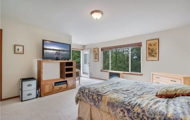 Building Photo - Beautiful 3 Bed 2.5 Bath Everett Home @ a ...