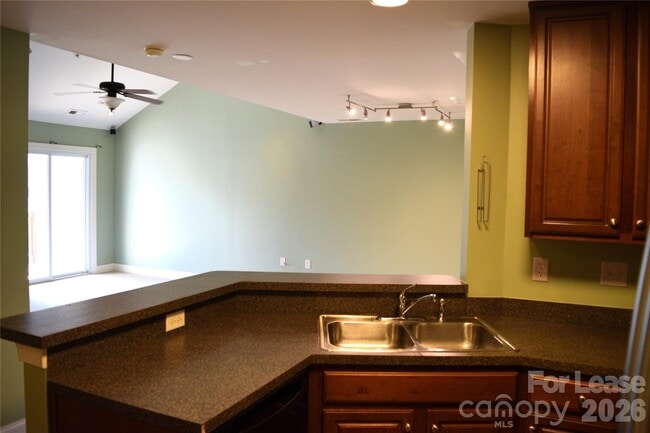 Building Photo - 6321 Park Creek Dr