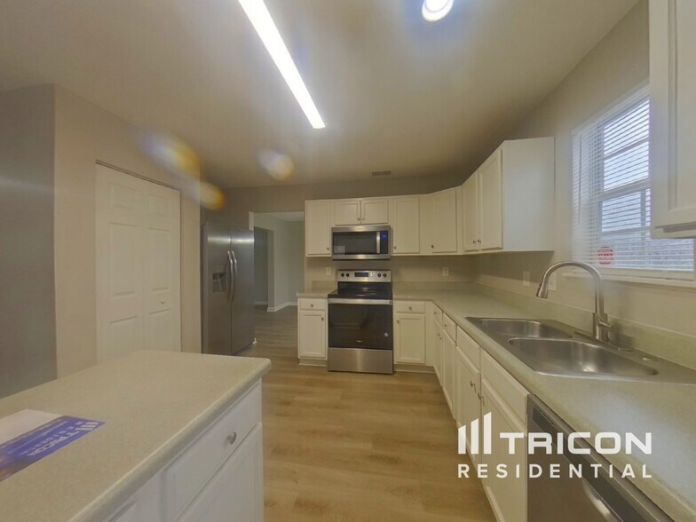 Building Photo - 415 Fox Trot Dr