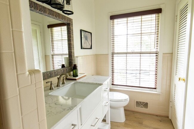 Building Photo - 728 S McCollum Dr