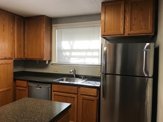 Building Photo - 5 Bedroom/3 Bathroom, mins. from UC $750/p...