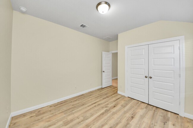 Building Photo - 24654 Greenwood Bay Dr