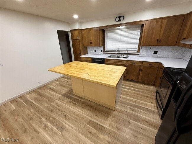 Building Photo - 230 E 21st St