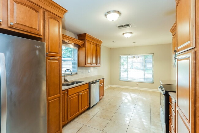 Building Photo - 1710 Spinning Wheel Dr