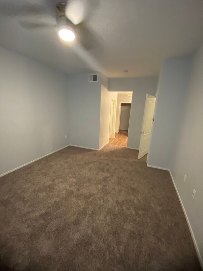 Building Photo - AMERICANA Property Mgmt - 3 beds Condo in ...