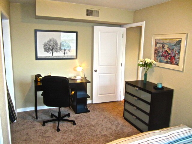 Building Photo - 2 Bed 1 Bath Top Floor Corner Unit Condo