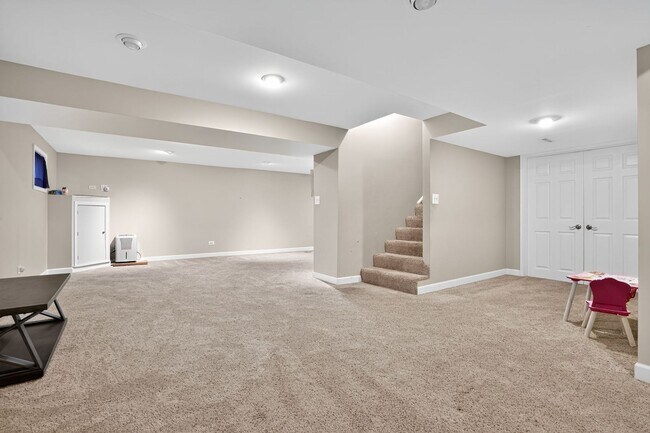 Building Photo - Spacious 4BR House in Oswego