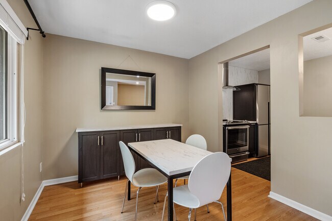 Building Photo - 809 W 40th St