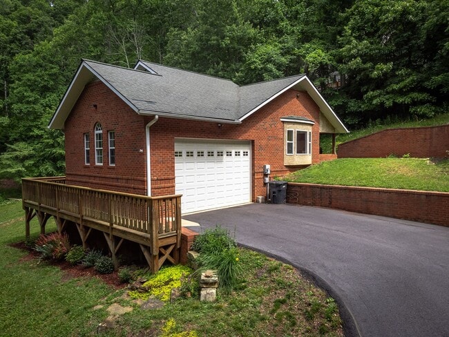 Building Photo - Mountain Retreat! -Bonus Spaces!