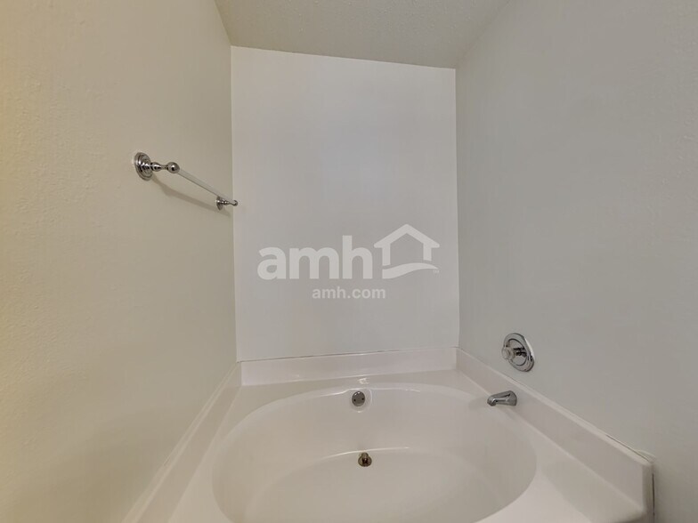 Building Photo - 302 Tioga Dr
