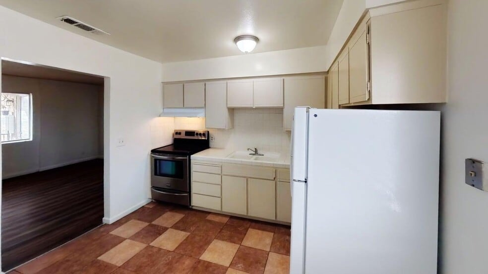 Kitchen - 1215-1237 Minnewawa Ave