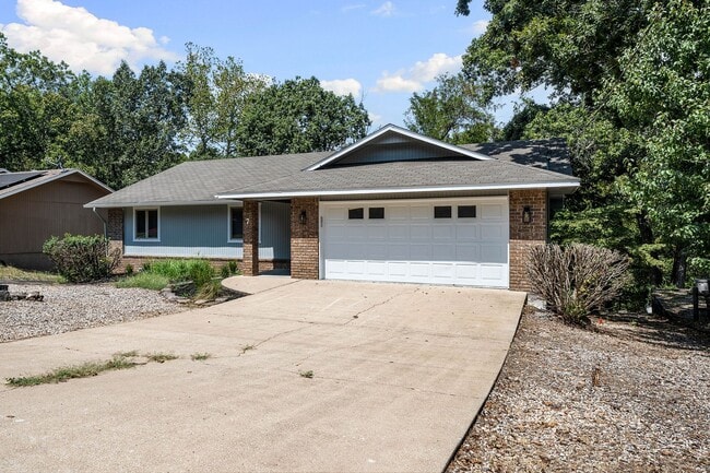 Building Photo - 7 Whitwick Ln