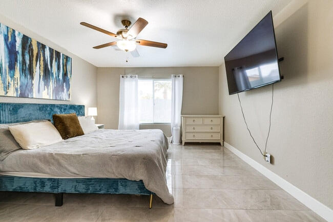 Building Photo - 903 W Harvard Dr