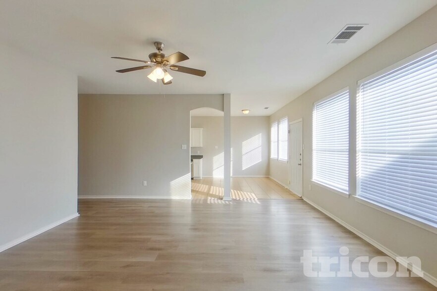 Building Photo - 1082 Suffolk Ln