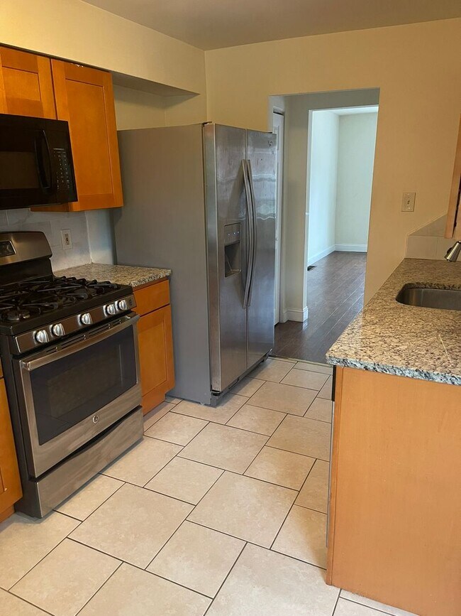 Building Photo - Alban Park Townhome