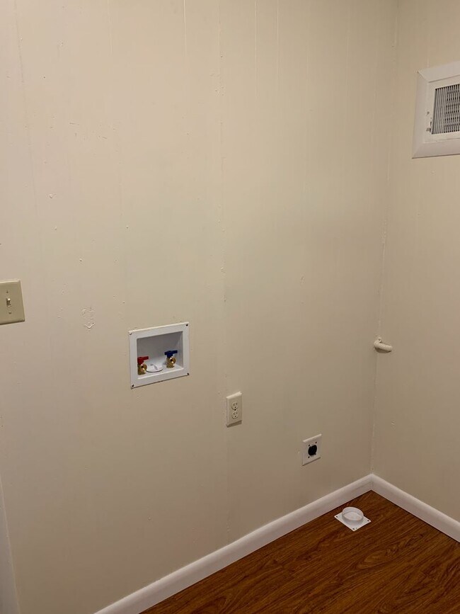 Building Photo - 174-174 Hart Ave