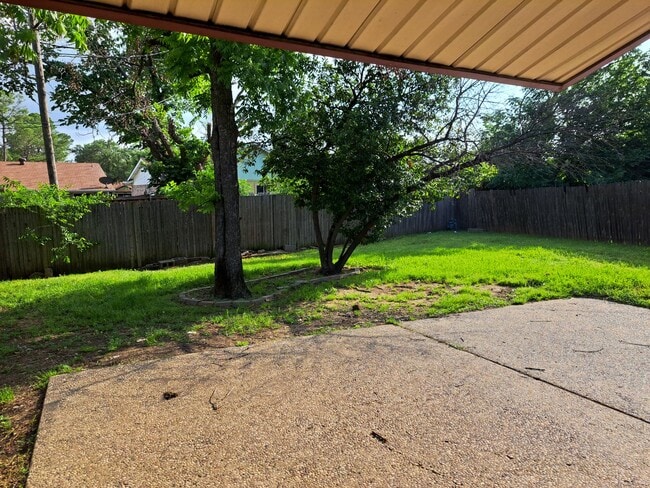 Building Photo - 3 Bedroom / 2 Bath / 2 Car Garage
