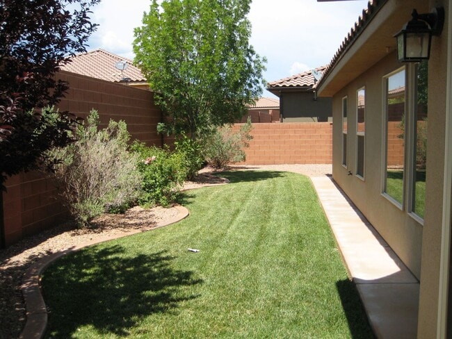 Building Photo - Adorable 3-Bedroom Home with 2-Car Garage ...