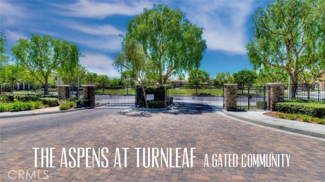 Building Photo - 2566 Pearblossom St