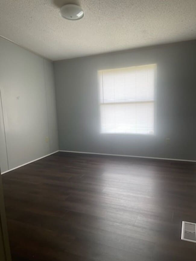 Building Photo - 430 Valley Forge Way S