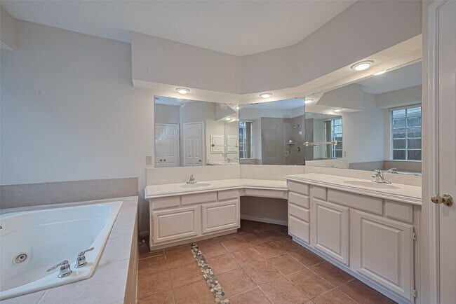 Building Photo - 1327 W Forest Dr