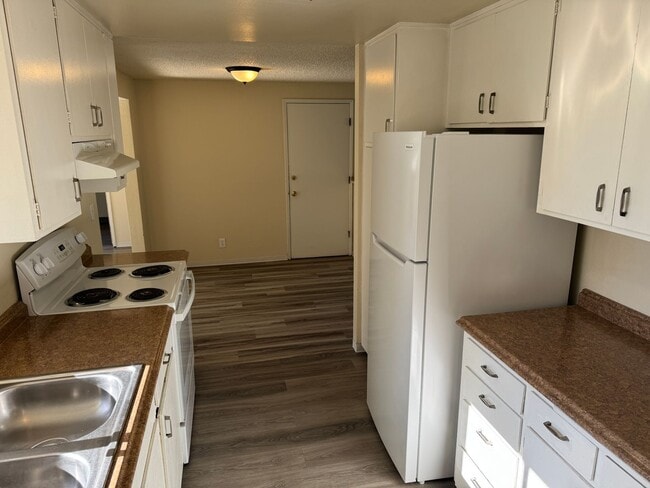 Building Photo - Updated 4 bedroom 1 bathroom house in Eugene!