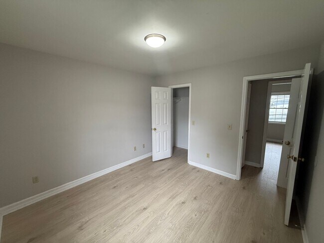 Building Photo - Two bedroom, one bath apartment in Burlington