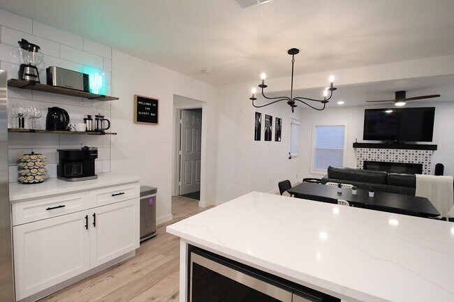 Building Photo - Ryan Place- Short to Mid-Term Rental Fully Remodeled 2  Bed, 1 Bath