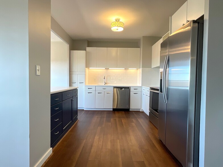 Kitchen - 333 W Meyer Blvd