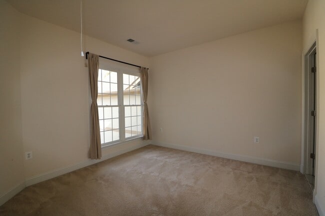 Building Photo - SHORT TERM LEASE AVAILABLE -- Luxury TH in Bethesda - 4 bed + 3.5 ba - Elevator TH in Gated commu...