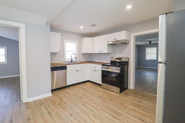 Building Photo - Beautifully Redone 3 Bedroom House! Available for Immediate Move in!