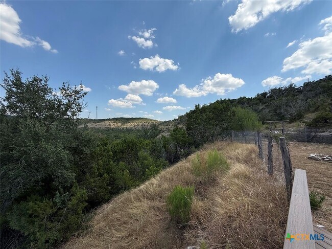 Building Photo - 901 Madrona Dr