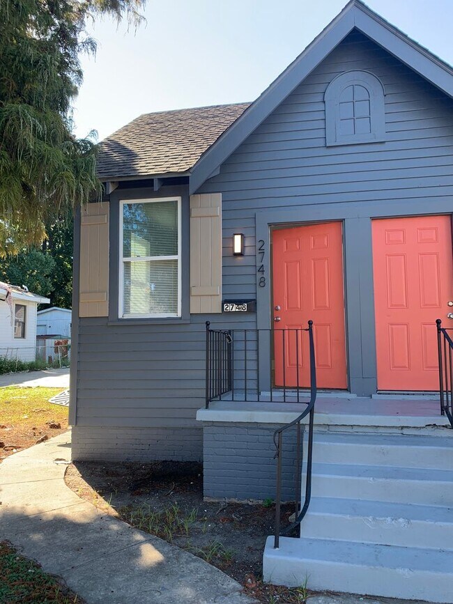 Building Photo - 2746 Gladiolus St