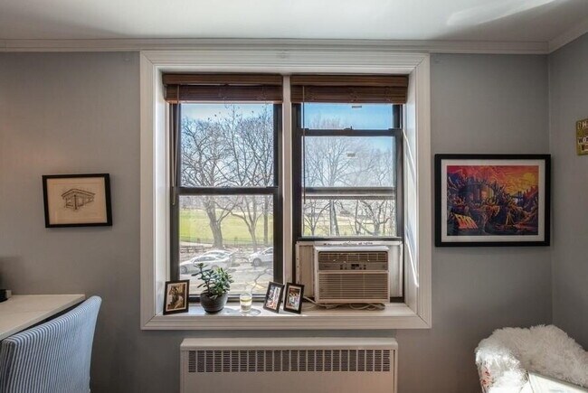 Building Photo - Comfortable and Spacious Rental Opportunity