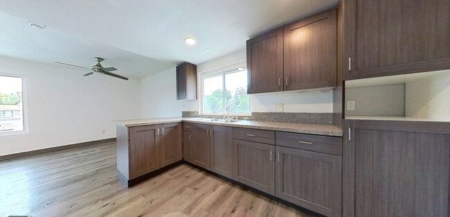 Building Photo - Large Two Story 8 Bed 4 Bath Home Near Campus!!