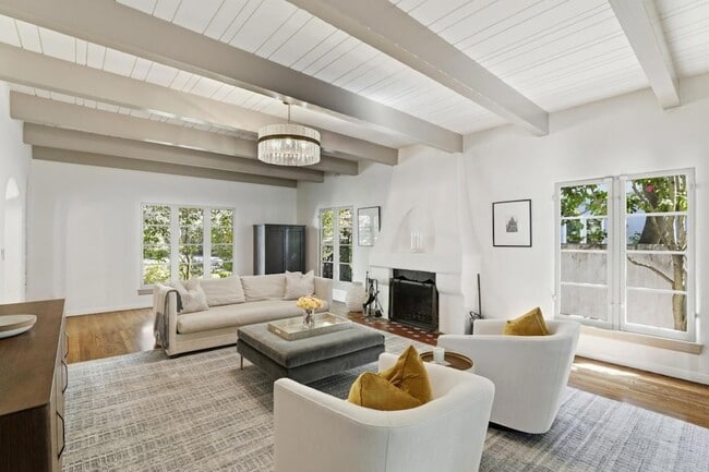 Building Photo - 566 E Crescent Dr