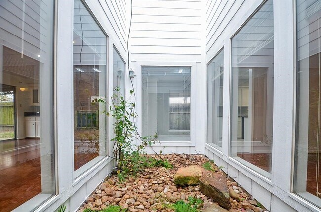 Building Photo - 15815 Boulder Oaks Dr
