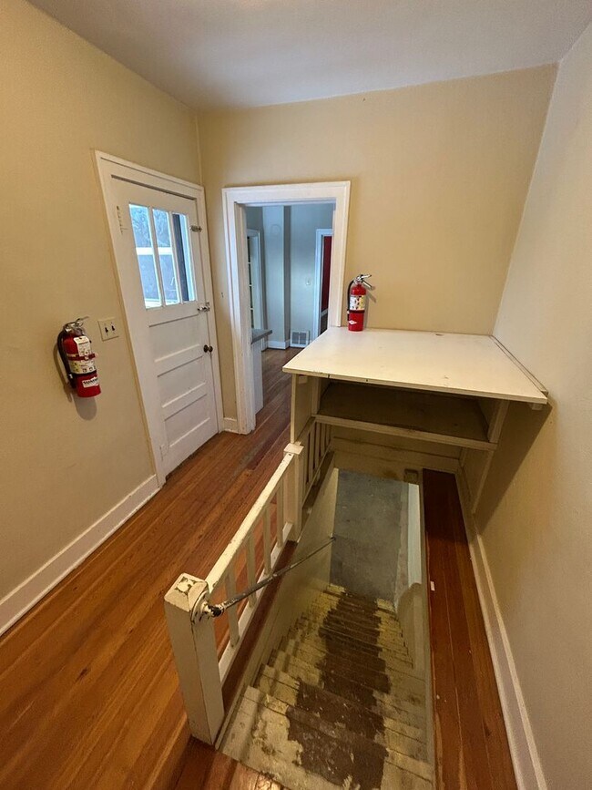 Building Photo - 376 W Washington St