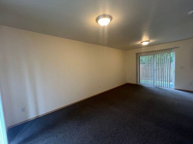 Building Photo - Townhouse Style Two Bedroom Apartment in Bellingham