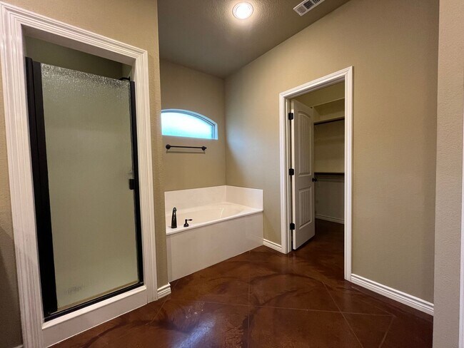 Building Photo - 4 Bedroom Single Family Home:  Available Now!