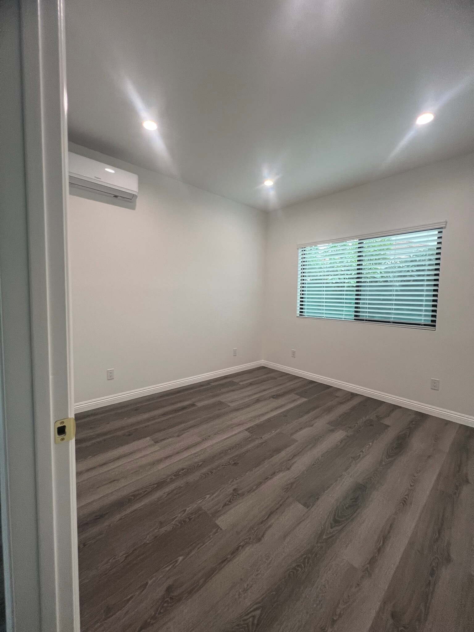 Room 1 - 504 E Newmark Ave