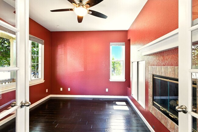 Building Photo - Charming Corner Lot! 3 Bedroom, 3.5 Bath w...
