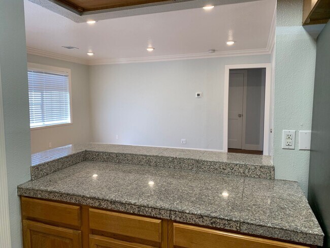 Building Photo - 3 Bedroom, 1 Bathroom Home in N. Highlands