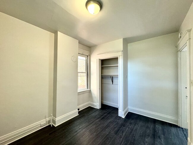Building Photo - 5 bed/2 bath Mins. from UC Campus for Only...