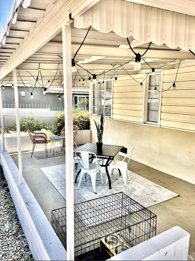 Building Photo - Fully Furnished 2BR Home with Huge Yard & ...