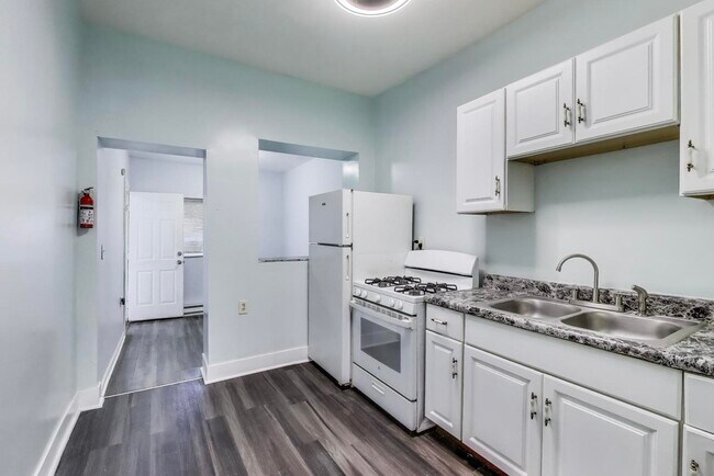 Building Photo - 322 N Lamon Ave