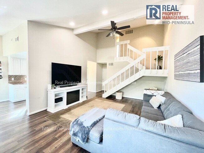 Building Photo - Stunning 2 Bedroom 1.5 Bathroom Waterfront Townhome in Foster City