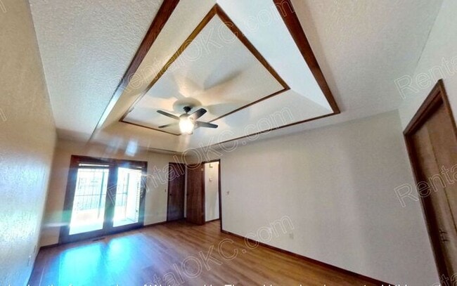 Building Photo - Duplex 2/2 Near shopping and Integris Southwest