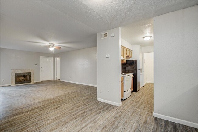 Building Photo - 9797 Leawood Blvd